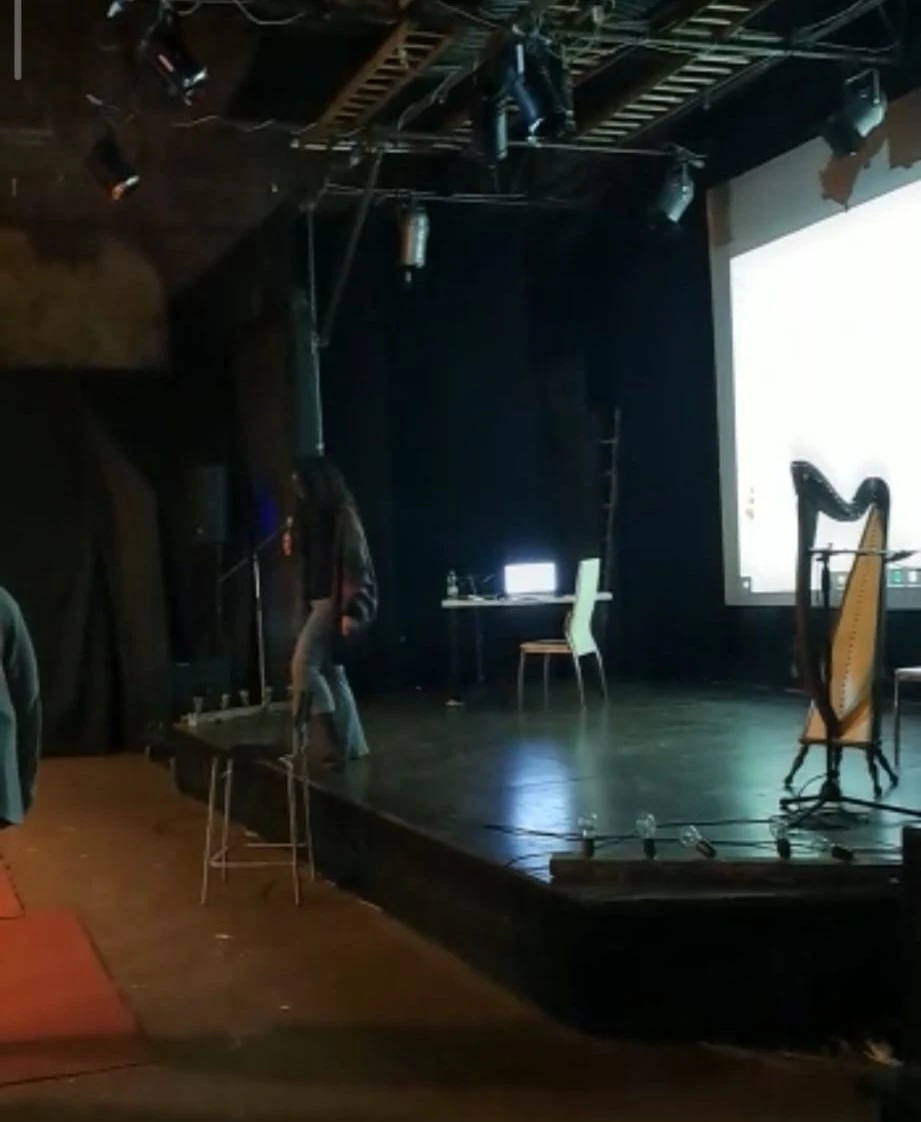 Il palco del Teatro Coppola durante il seminario «Sentire il corpo»