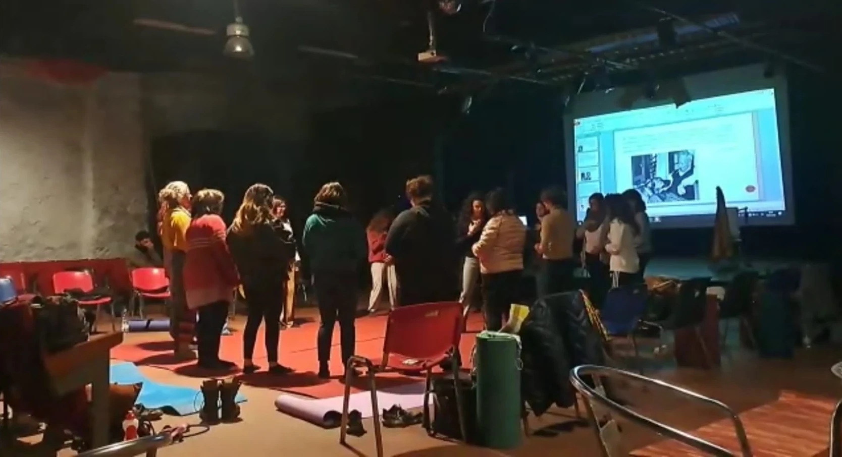 Un momento esperienziale di gruppo durante il seminario «Sentire il corpo»