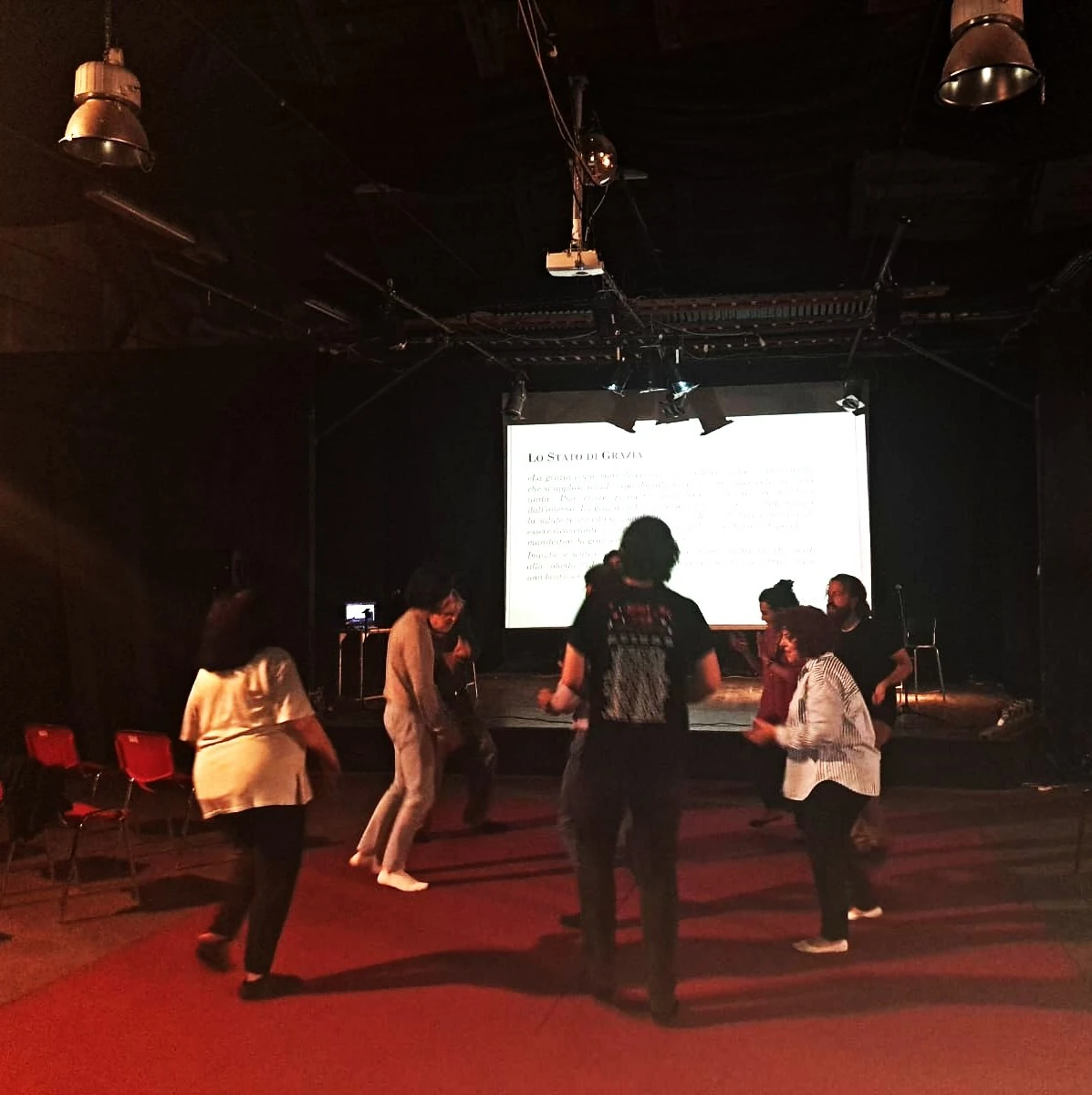 Un momento di movimento libero durante il seminario «Il respiro, il movimento e il sentire»