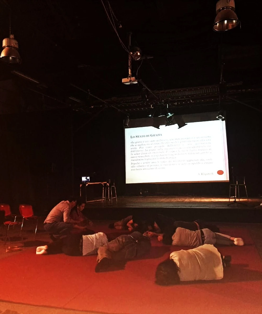 Un esercizio a terra durante il seminario «Il respiro, il movimento e il sentire»